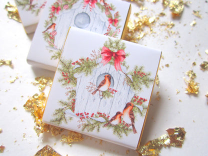 A set of 25 festive chocolate favours shaped like bird nests. They feature bird and wreath illustrations and can be personalised on the back. Ideal for Christmas stockings, table settings, or gift bags.