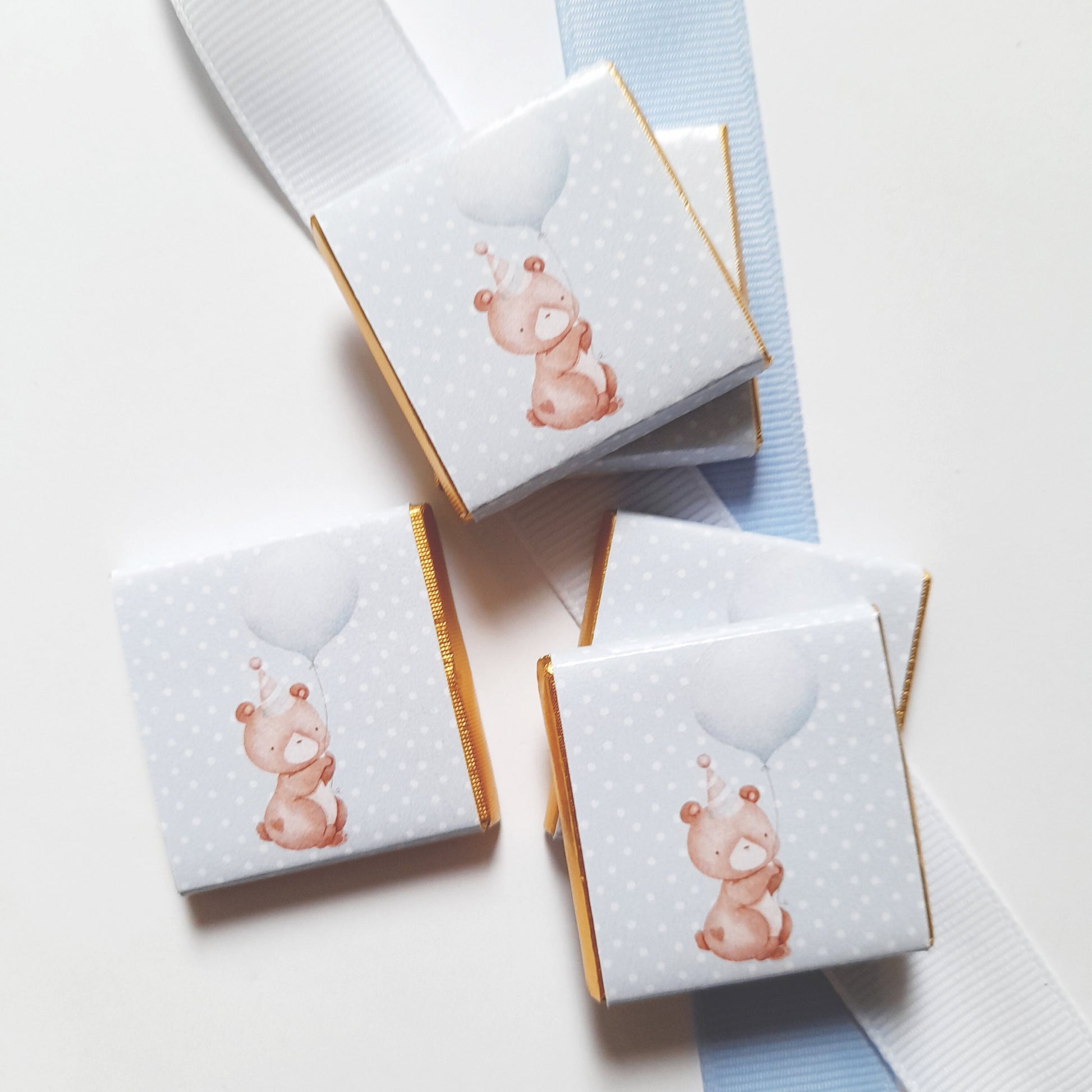 Adorable chocolate favours in a baby bear shape, perfect for first birthday parties. They are sold in packs of 25 and can be personalized with a message.