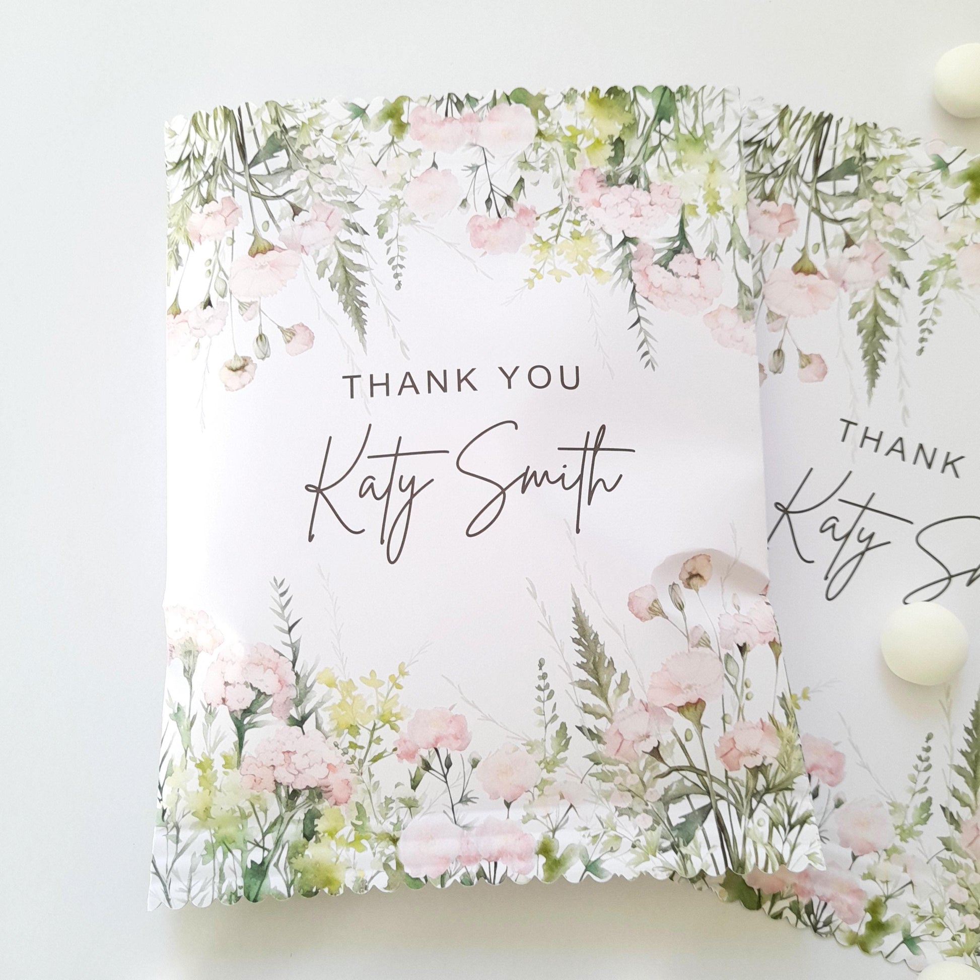 personalised thank you treat bags (10 pieces) with an elegant floral design and a matte finish. They have a self-seal functionality.